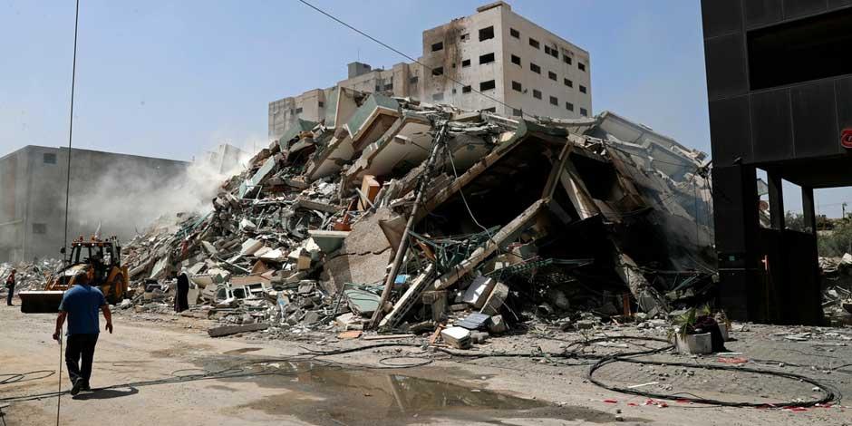 Escombros del edificio que albergaba a The Associated Press, la emisora ​​Al-Jazeera y otros medios de comunicación, en la ciudad de Gaza