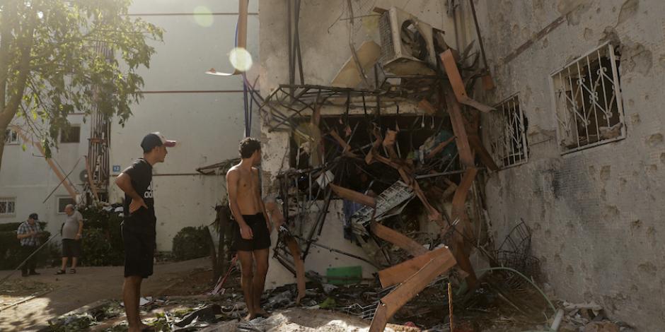 Pobladores afectados observan las condiciones en que quedan las viviendas en Ashdod, 
Israel, tras un nuevo bombardeo, ayer.