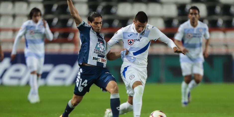 Alvarado (der) conduce el balón ante la marca de Aguirre el pasado 25 de enero.
