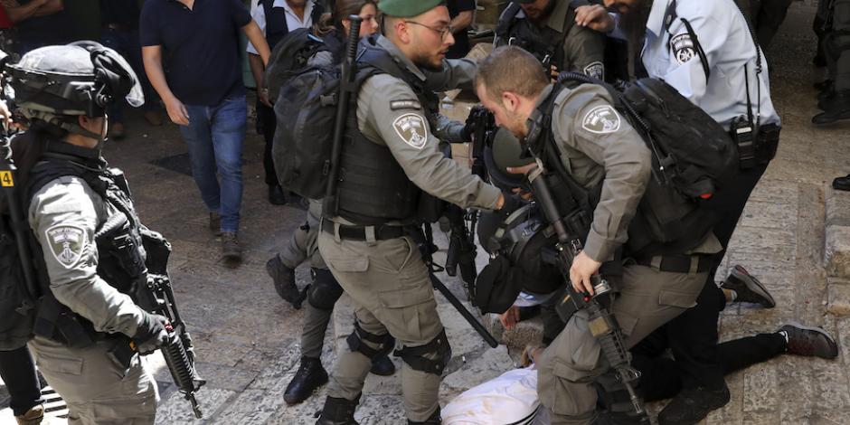 Policías israelíes detienen a un manifestante palestino, ayer, cerca de Jerusalén.
