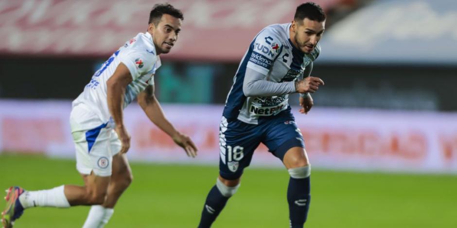 Adrián Aldrete e Ismael Sosa durante el duelo entre Pachuca y Cruz Azul en la fase regular del Guard1anes 2021 el pasado 25 de enero.