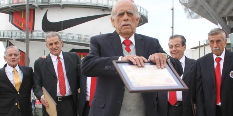 Guillermo Sepúlveda recibe un reconocimiento del Salón de la Fama del Futbol en 2017.