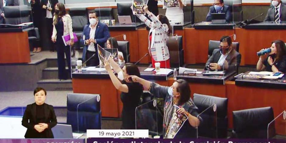 Legisladores de Acción Nacional exhiben a los de Morena pancartas alusivas al accidente de la L-12, ayer.