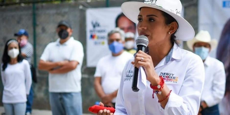 Zudikey Rodríguez de Exatlón México durante un mitín de su campaña política