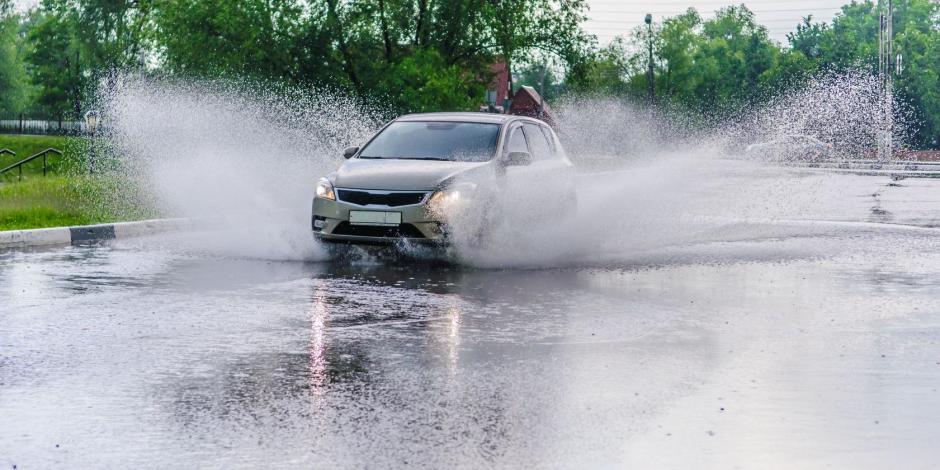 Conducir mientras llueve requiere mayor concentración y cuidado.