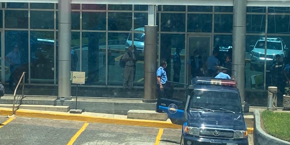 El Confidencial destacó que un camarógrafo estaba siendo trasladado en una camioneta de policías de Nicaragua cuando éstos allanaron las oficinas del periódico