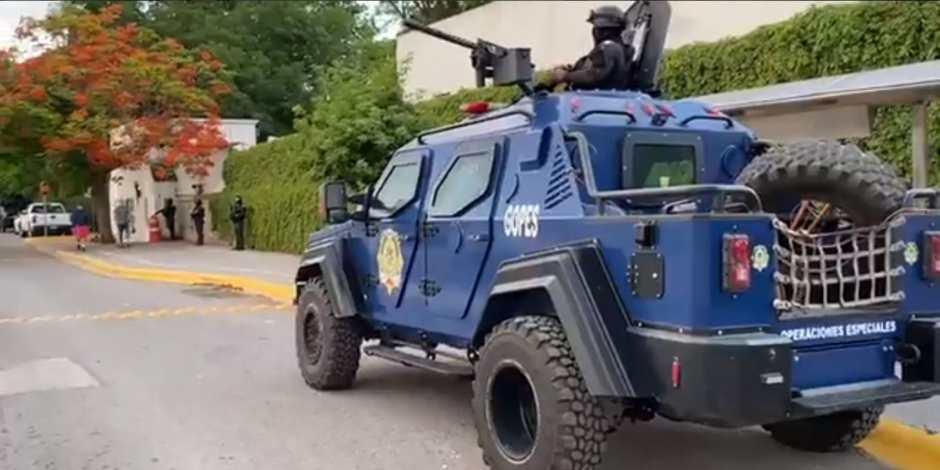 Elementos del Grupo de Operaciones Especiales de Seguridad Pública (GOPES) se encuentran fuera de la casa del gobernador García Cabeza de Vaca.