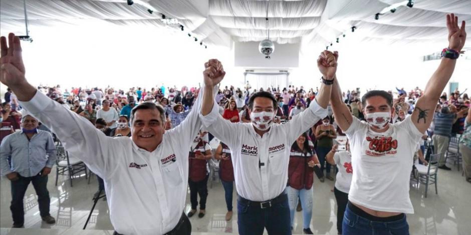 Mario Delgado con candidatos de Torreón durante un acto de campaña, ayer.