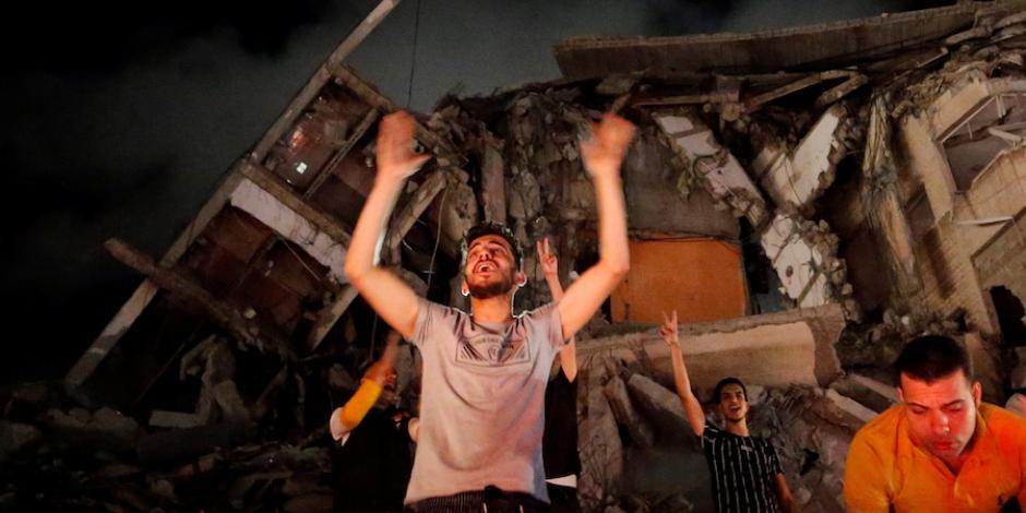 Palestinos vitorean el cese de bombardeos en Gaza, ayer.