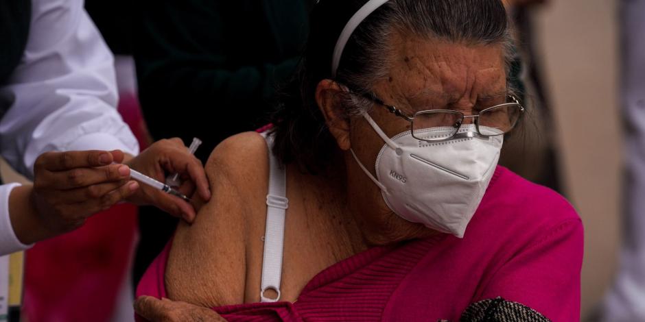 Una habitante de Mexicali recibe la vacuna contra COVID-19.