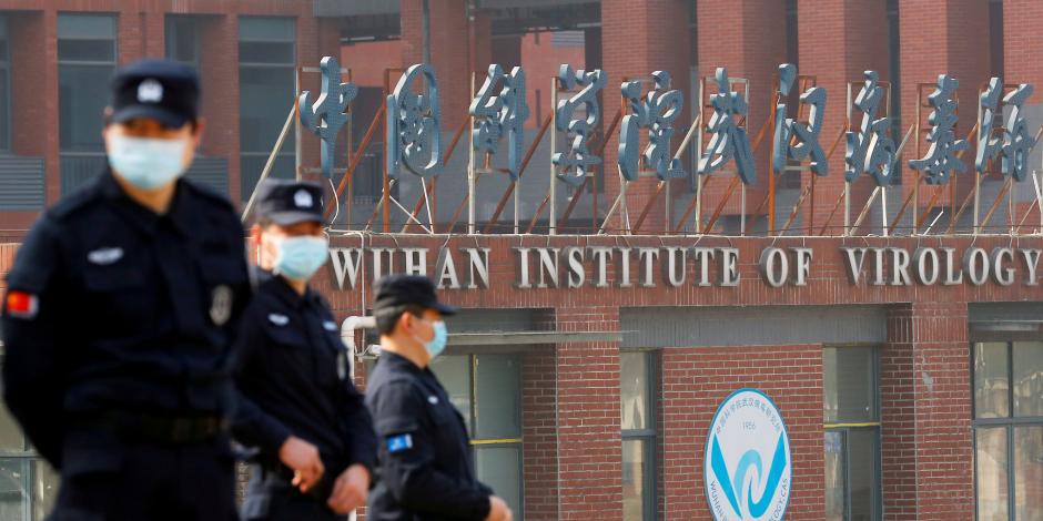 Personal de seguridad vigila el Instituto de Virología de Wuhan durante la visita del equipo de la Organización Mundial de la Salud (OMS) encargado de investigar los orígenes del COVID-19
