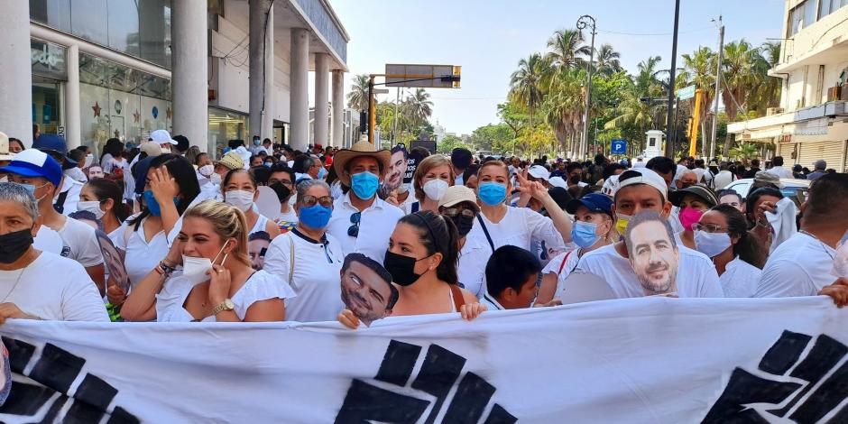 Panistas marchan para exigir que se le regrese la candidatura a la alcaldía del Puerto de Veracruz a Miguel Ángel Yunes