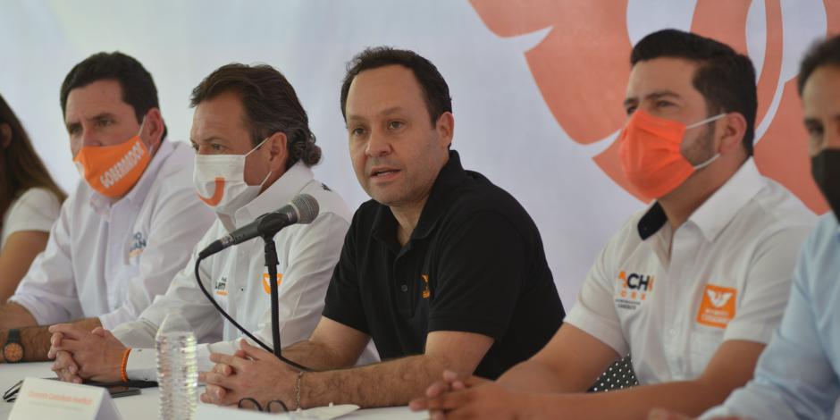 Al centro, Clemente Castañeda, coordinador nacional de MC, durante conferencia de prensa.