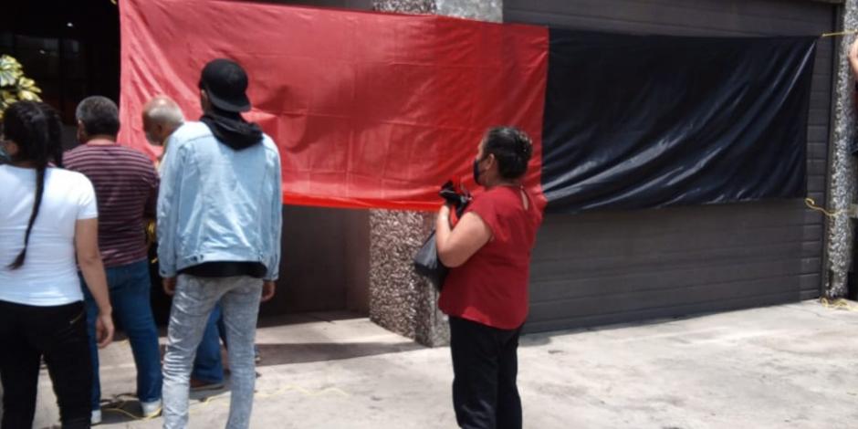 Trabajadores sindicales a las afueras de las oficinas del PRD, hoy.