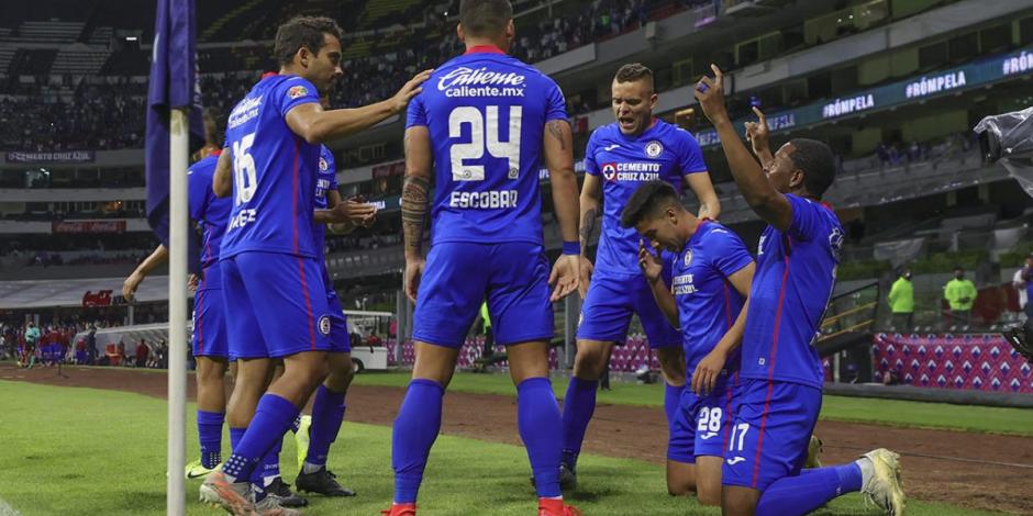 Jugadores de Cruz Azul festejan una anotación contra Toluca en los cuartos de final del Guard1anes 2021.