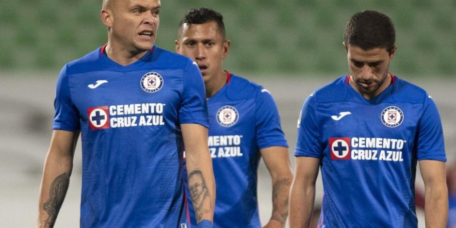 Jugadores de Cruz Azul se lamentan después de su derrota contra Santos en la Fecha 1 del Guard1anes 2021 el pasado 10 de enero.