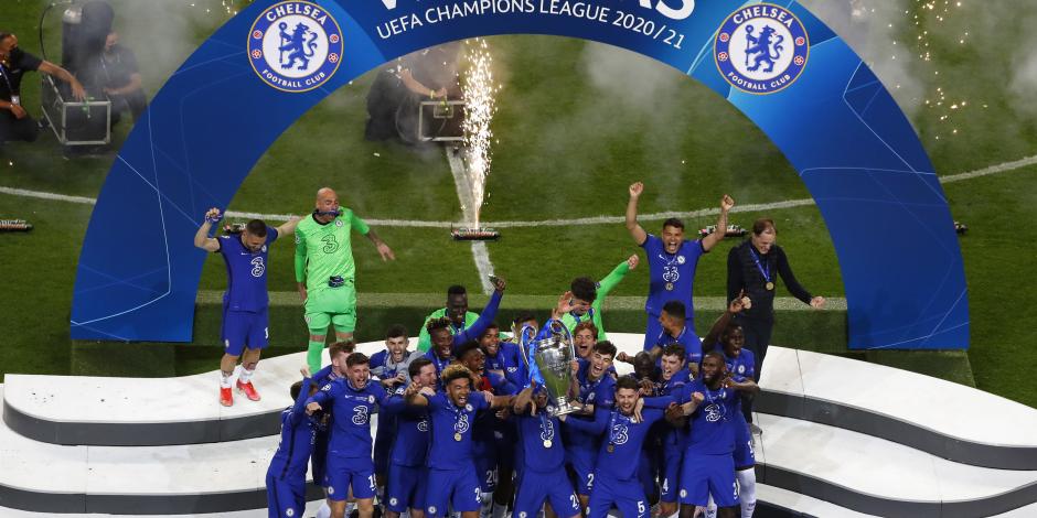 Jugadores del Chelsea celebran con el trofeo de la Champions League tras derrotar al Manchester City.