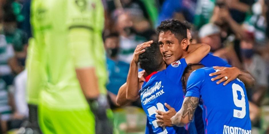 Jugadores de Cruz Azul festejan su gol contra Santos en la final de ida del Guard1anes 2021 el pasado jueves.