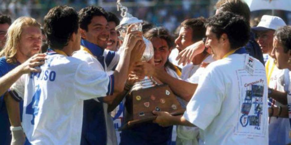 Jugadores de Cruz Azul con el título obtenido en el Invierno 1997 a costa del León.