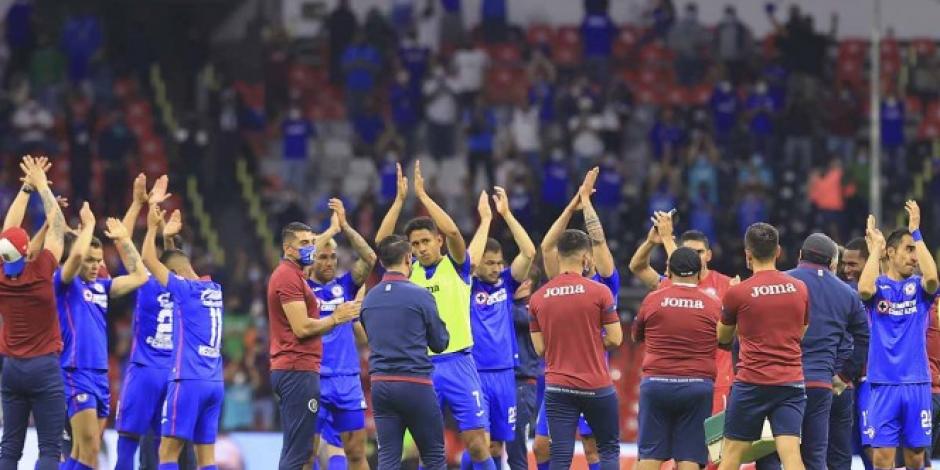 Jugadores de Cruz Azul celebran una victoria en la Liguilla del Torneo Guard1anes 2021 de la Liga MX.