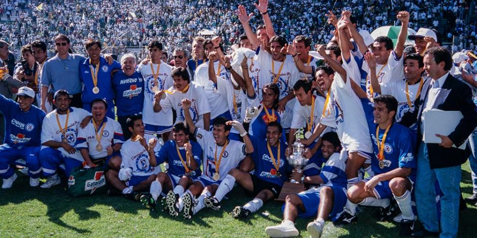 Jugadores de Cruz Azul celebran su título de 1997