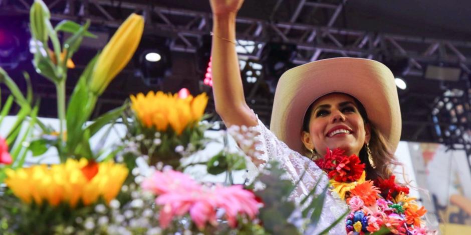 La candidata a la gubernatura de Guerrero por Morena Evelyn Salgado Pineda realizó su cierre de campaña ante miles de sus seguidores en el zócalo de Acapulco, en donde en todo momento estuvo acompañada por su padre Félix Salgado Macedonio.