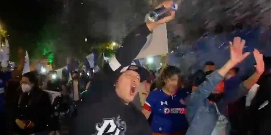 Aficionados del Cruz Azul celebran en el Ángel de la Independencia.