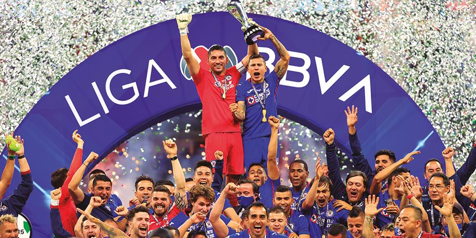 Futbolistas de la Máquina celebran con el trofeo de la Liga MX.