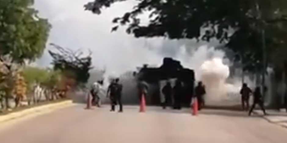 Normalistas y policías en Chiapas sostienen enfrentamiento