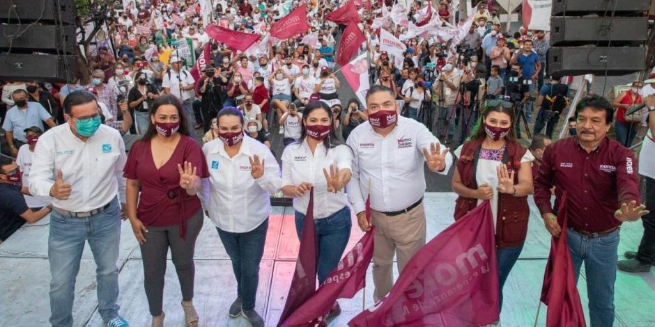 La candidata a gobernadora Indira Vizcaíno ha recorrido los municipios de Colima como cierre de campaña.