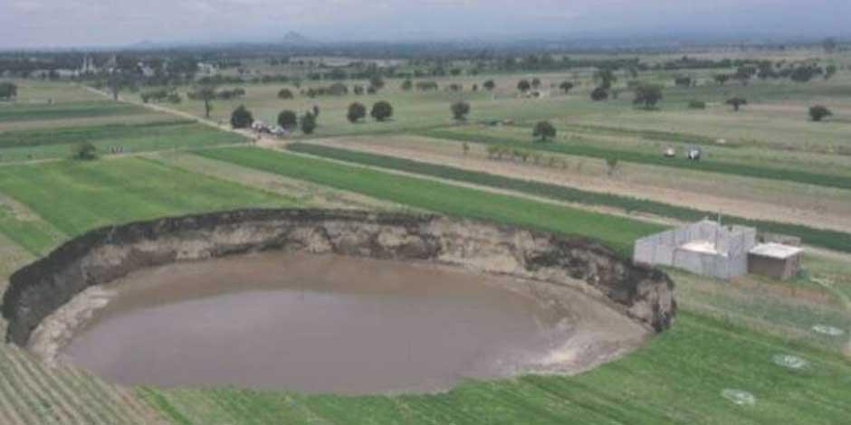 Un enorme socavón se formó en Puebla, de 100 metros de diámetro y al menos 20 de profundidad