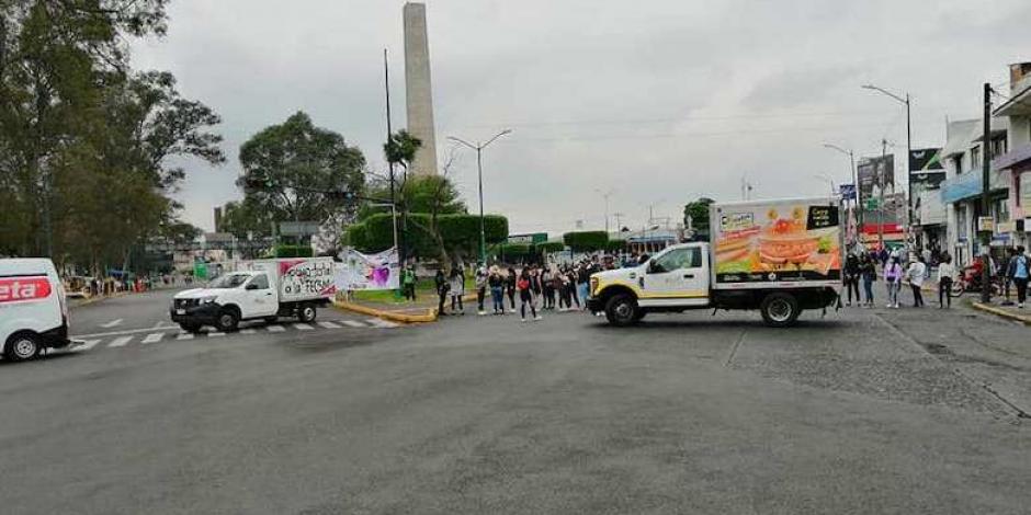 Normalistas retienen autos y bloquean calles en Morelia; piden liberar a sus compañeros