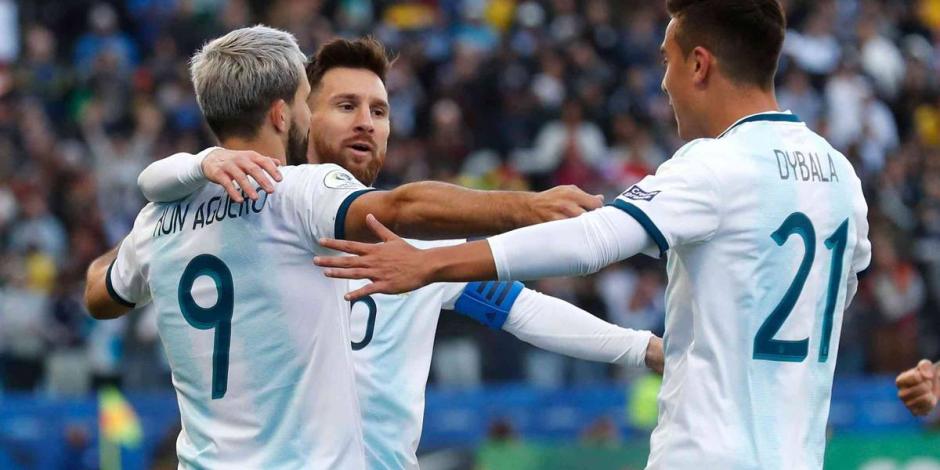 Jugadores de Argentina celebran un gol contra Chile en la Copa América Brasil 2019.