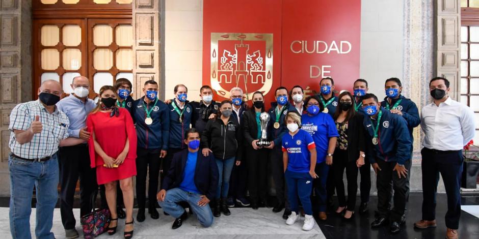 Claudia Sheinbaum sostiene el trofeo de la Liga MX que Cruz Azul conquistó el pasado 30 de mayo a costa de Santos.