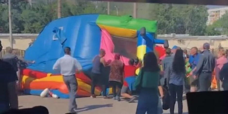 En el video difundido a través de medios locales, se observa cómo personas socorren a las menores de edad tras el accidente del inflable.