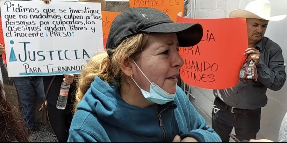 La madre de Fernando, en una protesta junto con familiares, el miércoles.