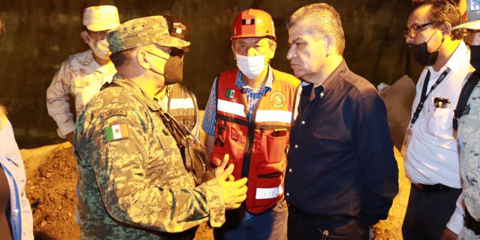 El gobernador de Coahuila, Miguel Ángel Riquelme, quien acudió a dar seguimiento a los trabajos de rescate para localizar a los siete trabajadores que quedaron atrapados en la mina de Múzquiz el pasado 4 de junio