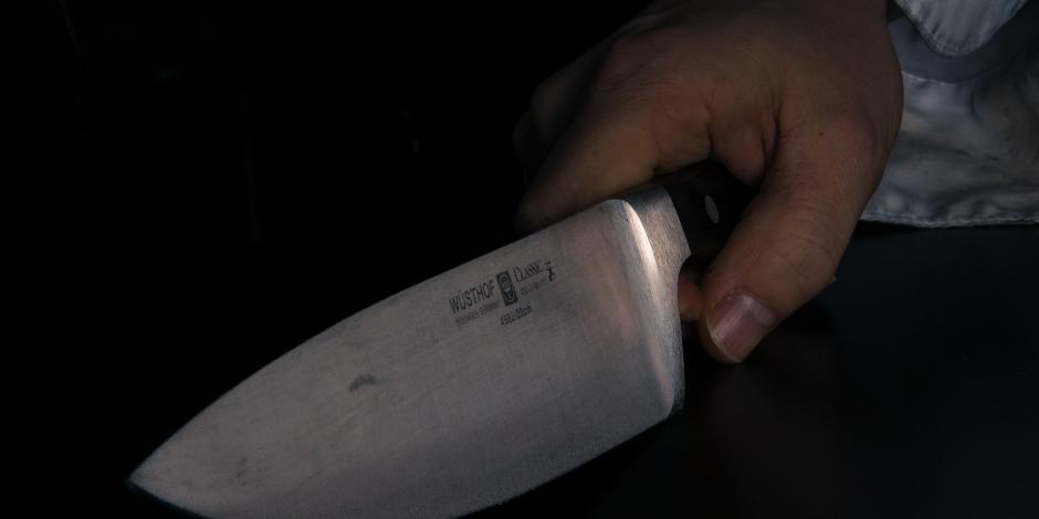 Un hombre armado con un cuchillo atacó a su compañera