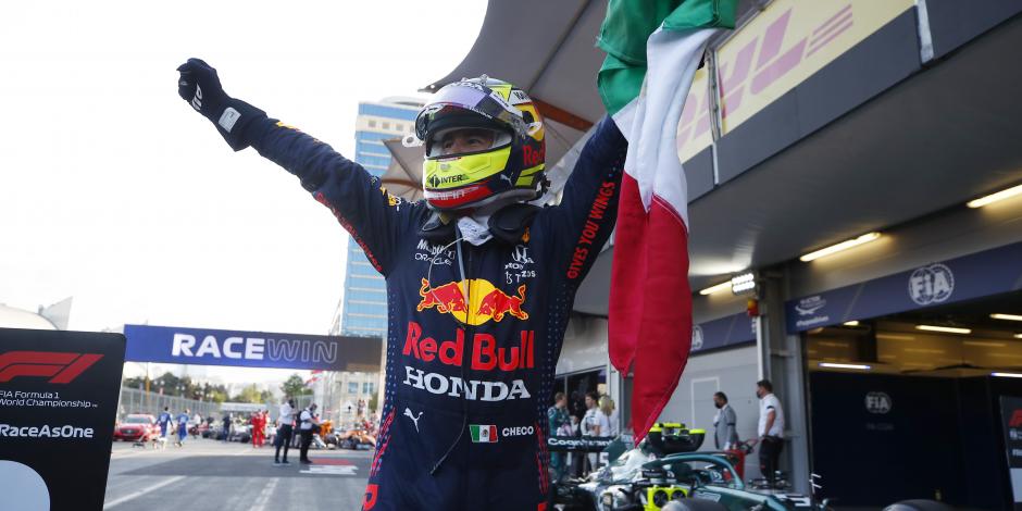 Checo Pérez celebra su victoria en el GP de Azerbaiyán