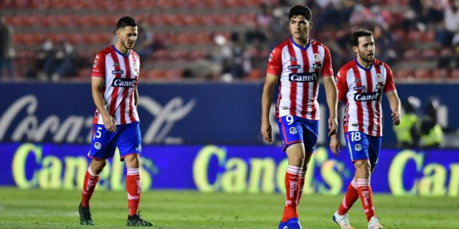 Futbolistas del Atlético de San Luis se lamentan después de una derrota en el Torneo Guard1anes 2021 de la Liga MX.