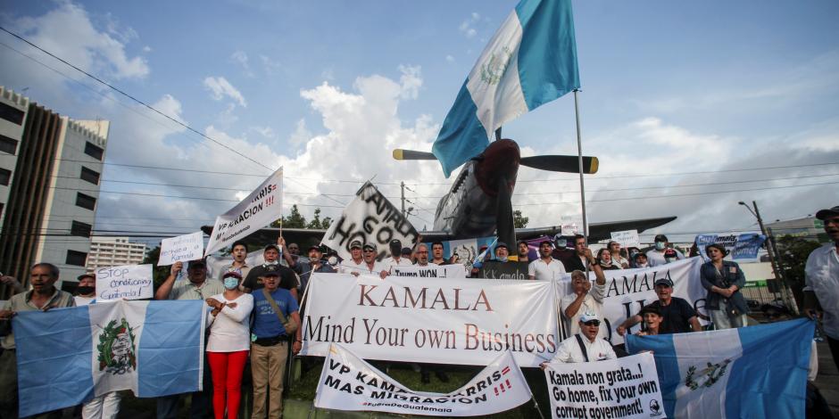 En los alrededores de la base de la Fuerza Área de Guatemala, exmilitares se manifestaron contra la llegada de Kamala Harris.