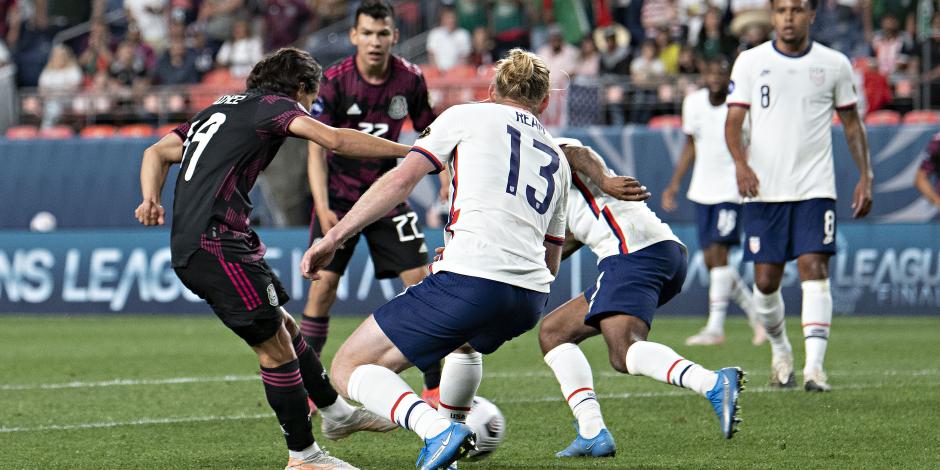 Momento exacto del tiro de Diego Lainez antes de su gol en la final de la Liga de Naciones de Concacaf entre México y Estados Unidos.