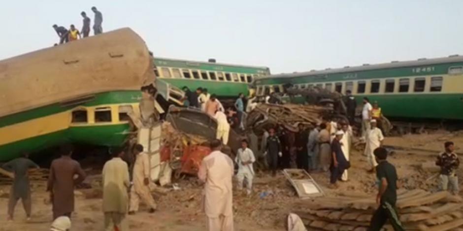 Rescatistas y pobladores de la zona trabajaban para retirar a los lesionados y los cadáveres que dejó choque de dos trenes al sur de Pakistán.