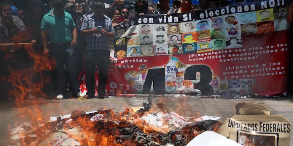 Sujetos queman casillas en Oaxaca, ayer.