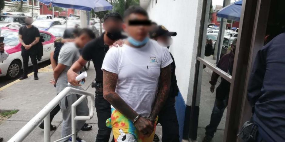 Las cuatro personas fueron detenidos en la calle Panaderos esquina Carpintería, en la colonia Morelos, alcaldía Venustiano Carranza.