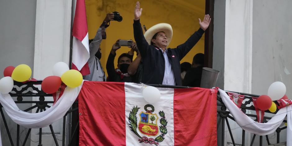 El derechista saluda a simpatizantes desde la sede de campaña en Lima, ayer.