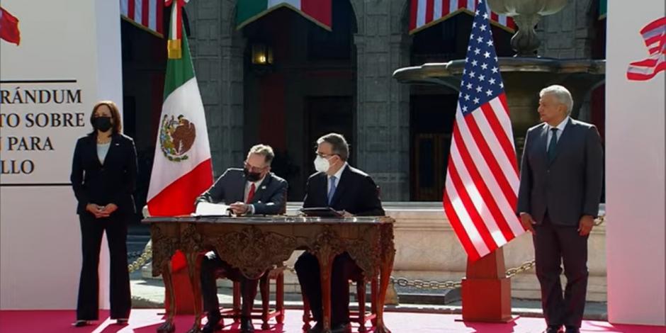 La firma se llevó a cabo en el patio central de Palacio Nacional.