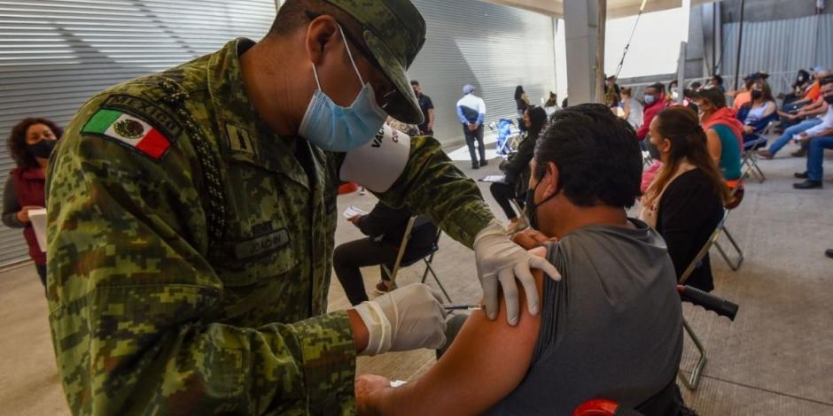 Se aplica la primera dosis de la vacuna de Pfizer a población de entre 40 y 49 años de edad, en Toluca; López-Gatell niega que se dosifiquen vacunas de esta farmacéutica estadounidense.