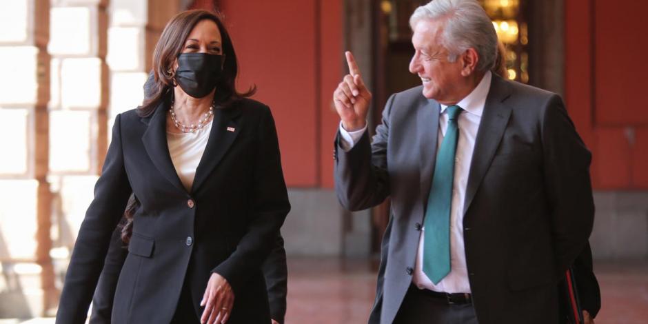 La vicepresidenta de EU, Kamala Harris, y el Presidente López Obrador, ayer, en Palacio Nacional.