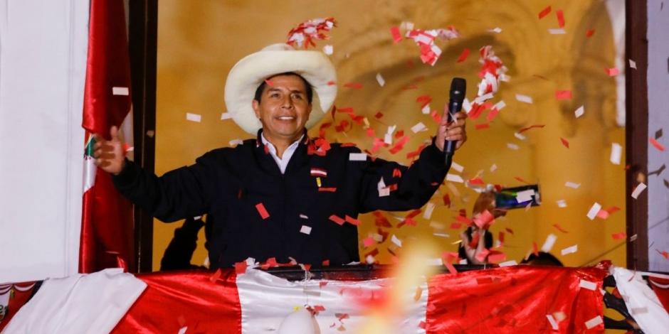 Con el 100% de las actas contabilizadas, se declara a Pedro Castillo como ganador de las elecciones presidenciales en Perú. 